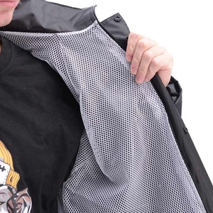 Traje de lluvia impermeable hecho a medida con diseño a prueba de viento y Capucha ajustable ideal para trabajo al aire libre y aventuras de senderismo - Product Image 3