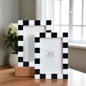 Cadre photo en verre flexible personnalisable en résine noire et blanche avec incrustations d'os, design moderne à rayures pour montage mural ou présentation sur table - Product Image 1