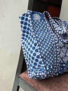 Bolso acolchado con estampado floral a mano para mujer, bolso de hombro espacioso y ligero para ropa informal, Compras o viajes de un día - Product Image 3