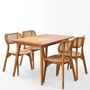 Ensemble de salle à manger Aura en teck massif, style Mid-Century Modern, prêt pour la restauration, avec chaises à dossier à lattes et coussins en rotin, non pliables - Product Image 1
