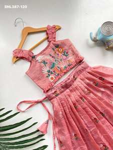 Lehenga Choli pour enfants en or attrayant avec broderie, fournisseur de Surat, achats en ligne en Inde, vente en gros, approvisionnement en usine - Product Image 5