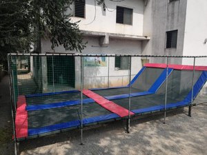 สวนแทรมโพลีนพร้อมเชือกที่น่าตื่นเต้นยางหลุมโฟมสนุกสำหรับสวน - Product Image 4