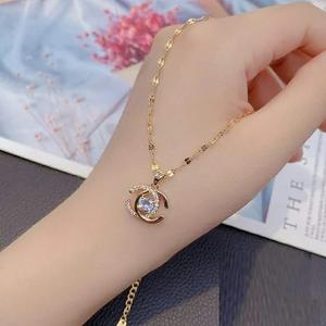 Collier avec pendentif élégant en acier inoxydable de qualité exportée Conception de bijoux tendance pour femmes et filles disponible en meilleure vente - Product Image 1