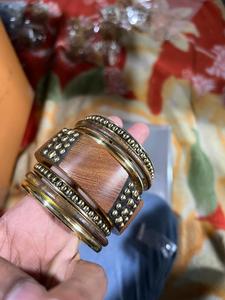 Venta al por mayor de diseño de lujo superventas señora brazalete de madera conjunto de 7 de calidad superior mejor acabado de madera latón brazalete Conjunto personalizado - Product Image 3