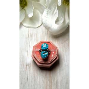 Anillo de Plata de Ley con Turquesa Navajo Kingman, Elegante Engaste de Bisel Chapado en Oro Rosa, Marca Privada Licenciada 'IS' - Product Image 2