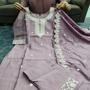 Dernière tenue de créateur à feuilles persistantes, pantalon Kurti en soie et viscose d'excellente qualité et Dupatta avec travail manuel à vendre - Product Image 1