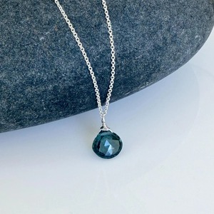 Collar con Colgante de Topacio Azul Londres Personalizado en Forma de Lágrima, Plata de Ley 925, Piedra de Nacimiento de Diciembre, Monograma Genuino - Product Image 3