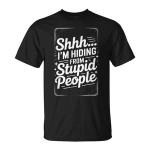 T-shirt con citazione divertente per adulti: "Shhh, sto fuggendo dai tipi stupidi" - Product Image 1