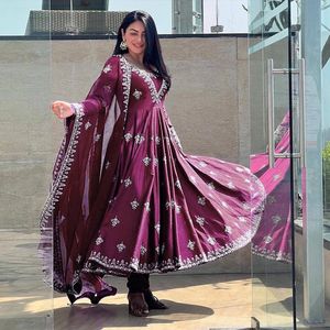 Vestido de fiesta y boda de diseñador, vestido bordado de seda Chinon con pantalón y conjunto de Dupatta, conjunto de vestido listo para usar - Product Image 2