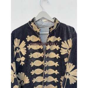 Chaqueta de bombardero de algodón y terciopelo Suzani hecha a mano para mujer, abrigo Suzani bordado de tela de terciopelo corto con cuello vuelto - Product Image 3