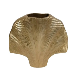 Vase scintillant en aluminium doré avec un motif en chevrons, offrant un récipient luxueux et contemporain pour des expositions florales vibrantes - Product Image 3