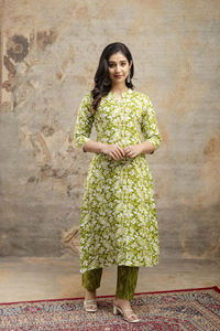 Ensemble Kurta imprimé à la main de haute qualité pour femmes vêtements de mariage à l'Inde Readymade Silk Kurta avec broderie - Product Image 3
