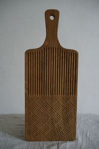 Tabla de cortar redonda de madera hecha a mano con tallado radial, Decoración de cocina ecológica elegante, bandeja de servicio rústica - Product Image 5