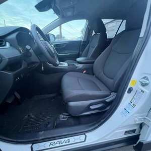 Toyota RAV4 XLE 5 Places SUV d'Occasion en Excellent État 2019-2020 Volant à Gauche Kilométrage 1-25000 Miles Non Accidenté - Product Image 2