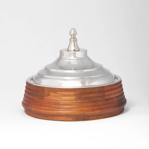 Plat dôme moderne en argent martelé avec base en bois Vaisselle de cuisine royale pour le service des aliments - Product Image 3