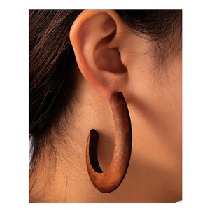 Boucles d'oreilles de créateur Marques SCI populaires Bijoux de mode faits à la main pour femmes Boucles d'oreilles en bois de rotin naturel personnalisées - Product Image 1