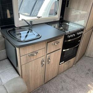 Modernas y Elegantes Mini Caravanas 4x4, Autocaravanas Ligeras Todoterreno con Capacidad para 4 Personas - Product Image 4