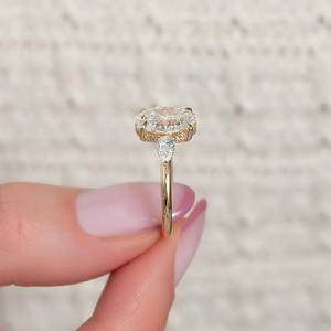 Anillo de compromiso de tres piedras CZ de corte ovalado de 7x9mm con piedras laterales de pera en oro | Joyería de propuesta nupcial - Product Image 2