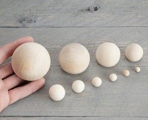 Grande boule ronde en bois naturel non fini pour la décoration de montres - Product Image 3