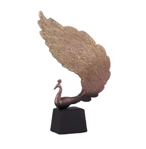 Vaisselle contemporaine structurée de paon en métal faite à la main Sculpture d'art Figurines en métal en laiton pour la décoration - Product Image 1