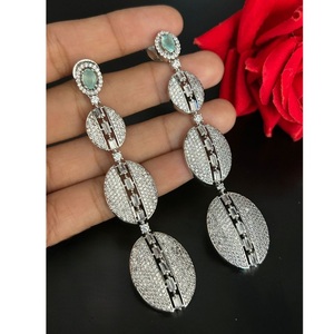 Pendientes elegantes de la mejor calidad en tono plateado de circón, ropa moderna AD Stones Look for Party Wedding Function Wear Collection para mujer - Product Image 1