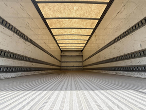 Camion à caisse de 20 pieds robuste de 2018, 300 CV, diesel, boîte manuelle à 10 vitesses, hayon élévateur inclus - Product Image 3