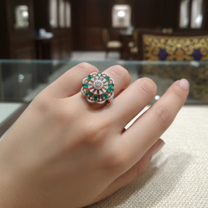 Bague en argent 925 moderne à la vente, avec diamant moissanite et pierre verte - Product Image 1