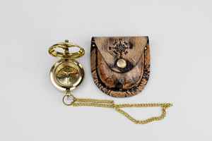 Brújula de bolsillo con reloj de sol de latón con cubierta de cuero, brújula de viaje, regalo único para viajeros, coleccionistas al aire libre - Product Image 6
