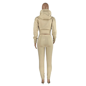 Ensemble de survêtement court pour femmes tenue de jogging d'entraînement de qualité supérieure sweat à capuche avec logo personnalisé pour le fitness - Product Image 2