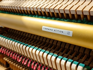 Piano Vertical Yamaha U1D de 88 Teclas, Acabado Blanco, Estilo Clásico, Teclas Contrapesadas, Montaje en Suelo, Tablero de Sonido de Madera Sólida - Product Image 5