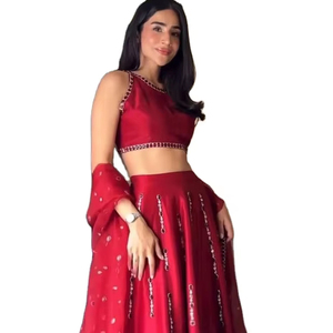 Ensemble de lehenga en tissu de soie pure de couleur rouge avec broderie multi-fils et travail d'embroidery, et dupatta en tissu naturel, idéal pour les mariages et les soirées. - Product Image 1