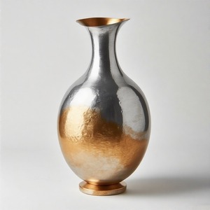 Vase de sol ou de table LustroBloom en fer plaqué or vintage, motif floral en relief, pour décoration intérieure, pièce maîtresse décorative - Product Image 1