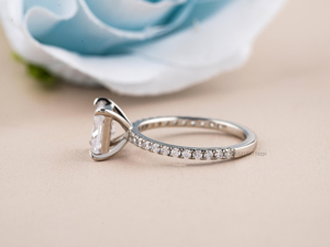 Anillo de compromiso de diamante de moissanita de corte princesa hecho a mano en oro blanco de 18 quilates sólido, anillo de novia moderno para mujer - Product Image 3