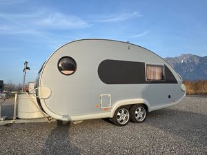 Caravane de voyage moderne en aluminium, forme de larme, pour 2 personnes, mini-caravane grise, légère, pliable, avec cuisine coulissante - Product Image 4