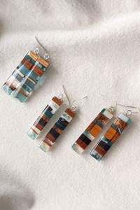 Pendientes Colgantes Personalizables GLOSSI CUSTOM Hechos a Mano con Modelo de Ángel, Lámina Dorada, Blanco y Negro, Resina y Madera en Forma de Corazón - Product Image 5