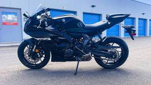 มอเตอร์ไซค์สปอร์ต YZF-R6 ปี 2024 น้ำหนักเบา 169 กก. เกียร์ 6 สปีด พร้อมระบบดูดอากาศแบบ Forced Air Intake รองรับการปรับแต่ง ขาย - Product Image 2