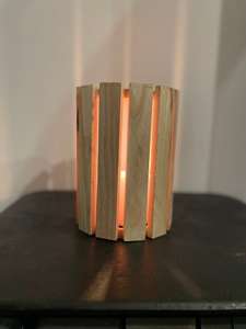 Lanterne en bois à motif ornemental Décoration d'intérieur unique écologique Forme rectangulaire d'inspiration vintage pour un éclairage confortable et festif - Product Image 4