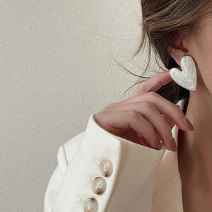 Orecchini a perno romantici e di tendenza coreani con smalto a goccia, a forma di cuore grande bianco, per donne e ragazze, in lega di zinco e ottone, regalo religioso - Product Image 1