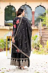 Lancement de la nouvelle collection moderne de Kurtis et Plazzos de fête avec Dupatta en soie de chiffon à motifs embossés et broderies - Product Image 5