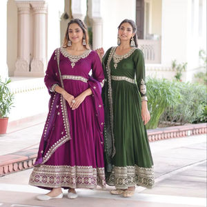 Vichitra-Seiden-Designer-Kleid mit aufwendigen Pailletten und Zari-Stickerei, Festliches Kleid-Set für Partys und Hochzeiten - Product Image 1