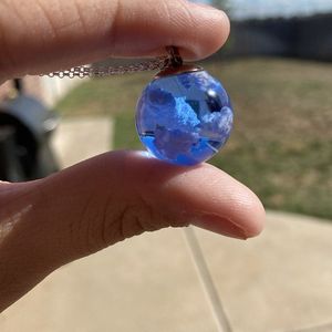 2024 vente en gros créatif fait à la main brillant tradition aiguilles en unique bleu foncé ciel nuages résine collier lumineux pour les femmes - Product Image 1