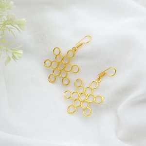 Venta al por mayor de pendientes de diseño de colmena de abeja de latón hechos a mano rellenos de oro de moda estilo geométrico colgante para mujer joyería de moda panal - Product Image 2