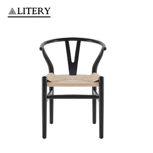 Elegante skandinavische inspirierte schwarz gefertigte Holzstühle mit natürlichen Rattan-Sitz und gebogener Rückenlehne