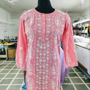 Vestido Corto de Manga 3/4 con Bordado Paisley Aari Hecho a Mano en India, Color Rosa Exótico, Selección para Damas, Túnica con Botones Delanteros - Product Image 1