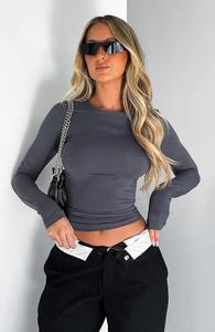 เสื้อยืดแฟชั่นแขนสั้นสำหรับผู้หญิงใหม่แผ่นรองไหล่ไม่สมมาตรแบบไม่มีสายตกแต่งแบบอัดจีบย้อมสีเรียบหวาน - Product Image 3