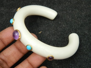 Brazalete de resina hecho a mano, brazalete de Color marfil con piedras preciosas - Product Image 6