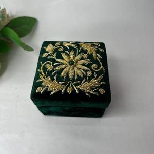 Caja de Joyería Shanell Personalizable con Bordado Duradero, Solución de Almacenamiento con Patrón Perfecto, Hecha a Mano - Product Image 1