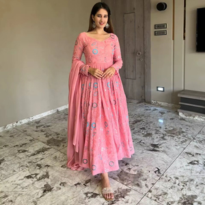 ชุดเดรส Anarkali ดีไซน์ใหม่ล่าสุดสำหรับฤดูร้อน พร้อมผ้าคลุมไหล่และกางเกง ประดับเลื่อม 5 มม. ผ้าไหมชีนอน แฟชั่น Fatema - Product Image 1