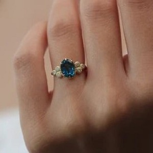Bague de fiançailles et de mariage classique pour femme en argent sterling 925 plaqué or avec topaze bleue de Londres taille ovale - Product Image 1