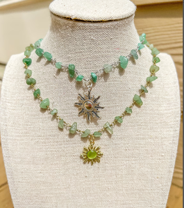 Collar de cristal dorado con aventurina verde de moda envuelto en alambre/Gargantilla de cristal verde con flecos y cuentas tipo bandana - Product Image 1